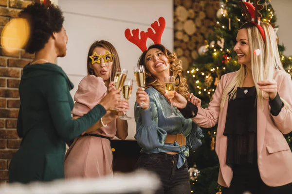 一緒にクリスマスや新年のホームパーティーでシャンパンで乾杯しながら 楽しい多民族の女の子 — ストック写真