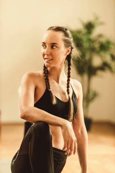 Bella Forma Giovane Donna Sta Facendo Esercizi Stretching Appartamento — Foto Stock