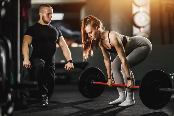 Spor Salonunda Kişisel Antrenörle Çalışan Kaslı Genç Bir Kadın Halterle — Stok fotoğraf