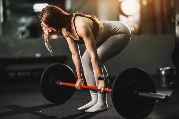 Spor Salonundaki Sıkı Çalışmada Formda Genç Bir Bayan Halterle Egzersiz — Stok fotoğraf