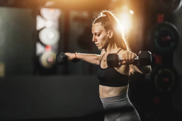 Kadın Sporcu Spor Salonunda Omuz Kasları Için Sıkı Antrenman Yapıyor — Stok fotoğraf