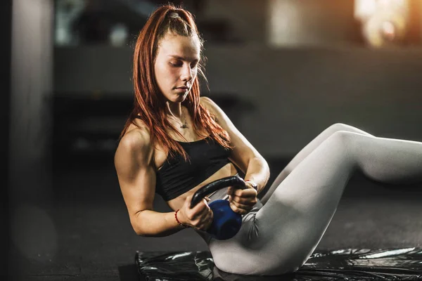 Spor Kıyafetli Kaslı Genç Bir Kadının Spor Salonunda Egzersiz Yaparken — Stok fotoğraf