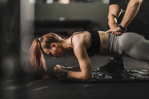 Giovane Donna Muscolare Che Lavora Con Personal Trainer Palestra Lei — Foto Stock