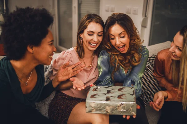 Alegres Amigas Multiétnicas Que Regalan Mutuamente Mientras Reúnen Casa Para — Foto de Stock