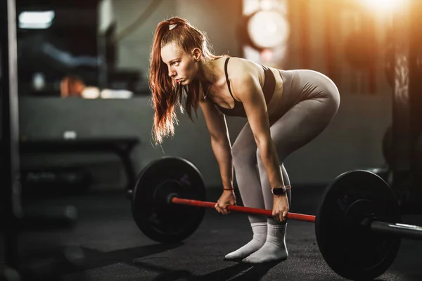 Spor Salonunda Barbel Kaldırma Egzersizi Yapan Kaslı Genç Bir Kadının — Stok fotoğraf