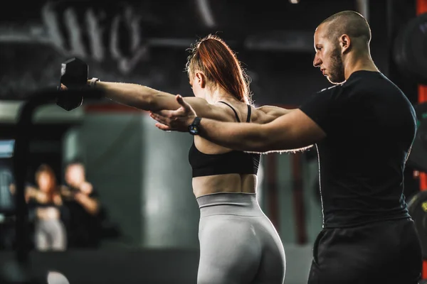 Personal Trainer Kijken Helpen Van Een Gespierde Jonge Vrouw Gewicht — Stockfoto