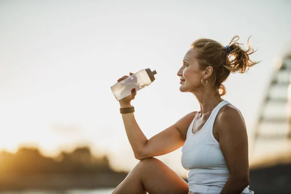 Middle Age Sportswoman Drinking Water Training River City — Stock Photo, Image
