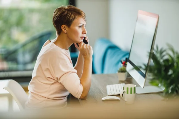 Worriedly Middle Age Woman Talking Smartphone While Working Computer Home — Stock Photo, Image
