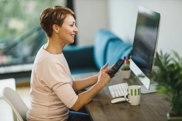 Middle Age Woman Monitors Her Investments Stock Markets Computers Home — Stock Photo, Image