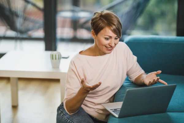 Leende Medelålders Kvinnlig Entreprenör Gör Ett Videosamtal Laptop Sitt Hemmakontor — Stockfoto