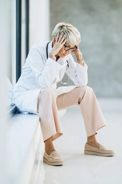 Cansada Preocupada Doctora Senior Teniendo Una Pausa Rápida Pensativa Sentada —  Fotos de Stock