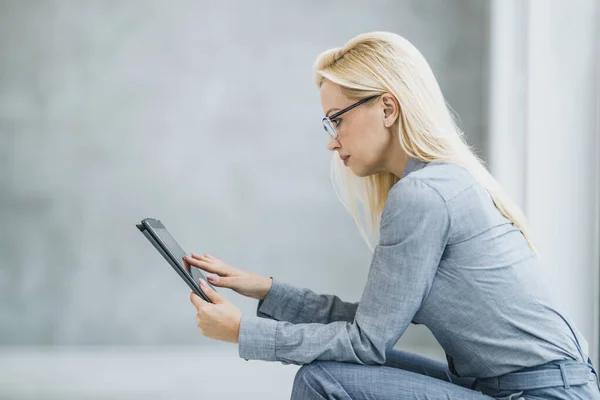 Una Empresaria Confiada Usando Tableta Digital Mientras Está Sentada Cerca — Foto de Stock