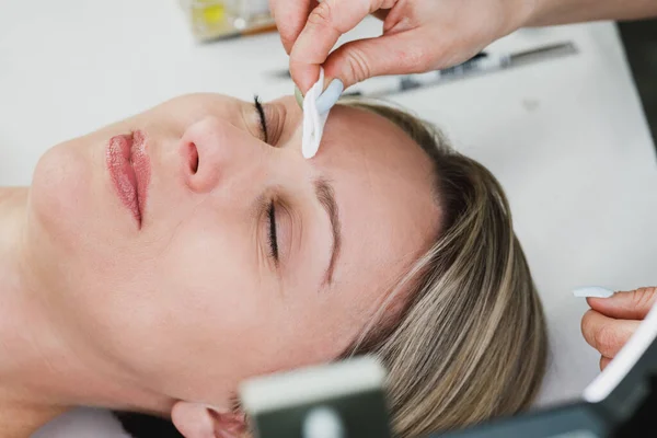 Close Esteticista Mãos Preparando Modelo Para Procedimento Laminação Sobrancelha Salão — Fotografia de Stock