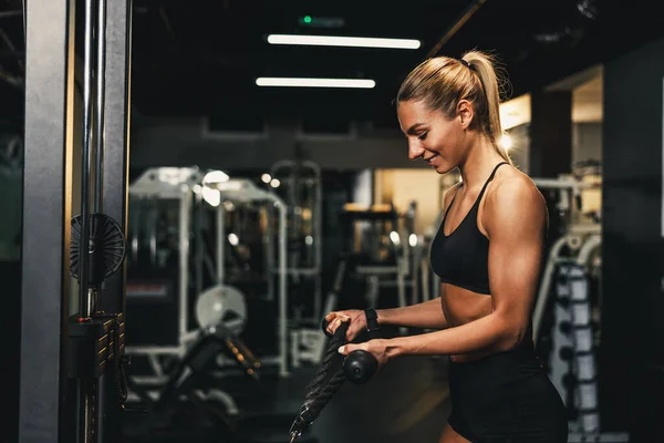 Молодая Мускулистая Женщина Тренируется Тренажерном Зале Накачивает Мышцы Рук Тяжелым — стоковое фото