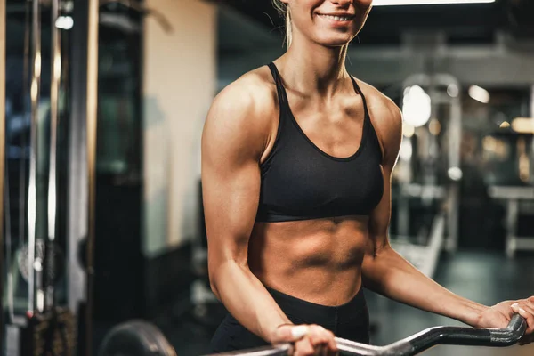 Una Mujer Musculosa Irreconocible Haciendo Entrenamiento Con Barra Para Músculo —  Fotos de Stock