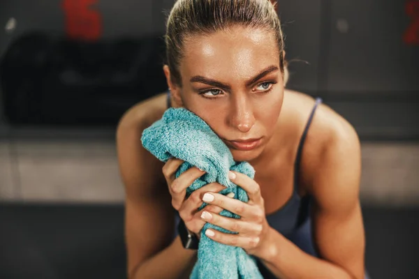 Mujer Atlética Pensativa Sintiéndose Cansado Descansando Vestuario Después Duro Entrenamiento —  Fotos de Stock