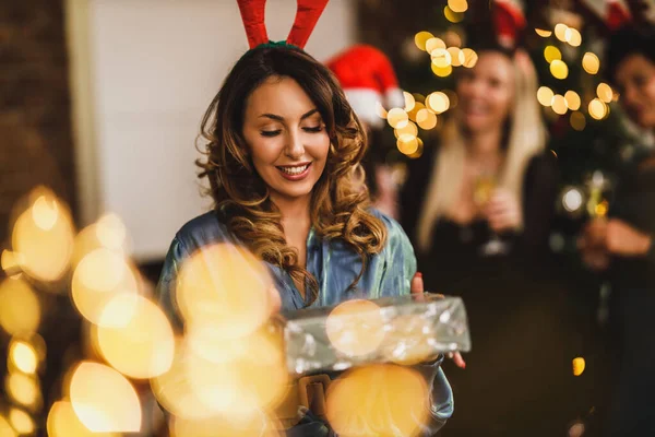 Mujer Joven Sonriente Sosteniendo Regalos Mientras Celebra Navidad Con Sus — Foto de Stock