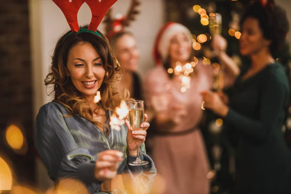 Leende Ung Kvinna Skålar Med Champagne Och Leker Med Tomtebloss — Stockfoto