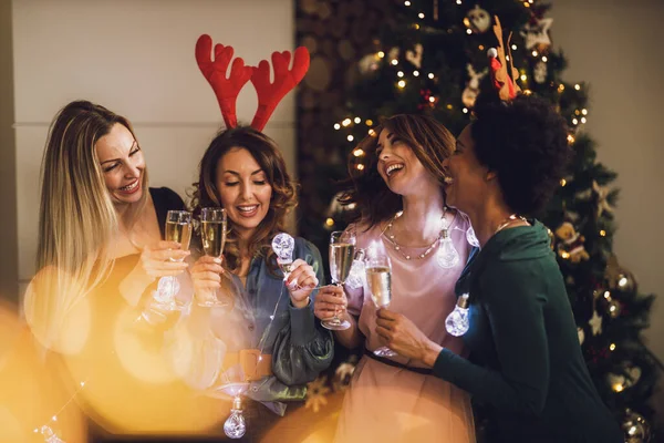 一緒にクリスマスや新年のパーティーでシャンパンで乾杯しながら 楽しい多民族の女性の友人 — ストック写真
