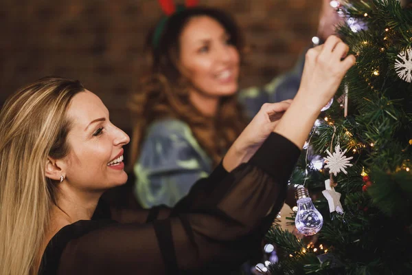 Schöne Junge Frau Schmückt Ihren Weihnachtsbaum Und Genießt Die Feiertage — Stockfoto