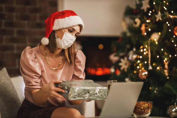 Ung Kvinna Med Ansiktsmask Känner Sig Ensam Medan Gör Videosamtal — Stockfoto