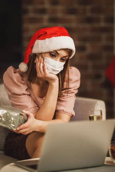 Joven Mujer Pensativa Sintiéndose Sola Deprimida Mientras Pasa Navidad Víspera — Foto de Stock