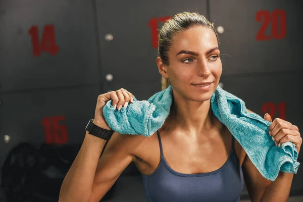 Lächelnde Muskulöse Frau Ruht Sich Nach Dem Sport Der Umkleidekabine — Stockfoto