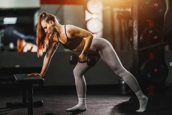 Atleta Donna Che Duro Allenamento Con Manubri Muscoli Della Schiena — Foto Stock
