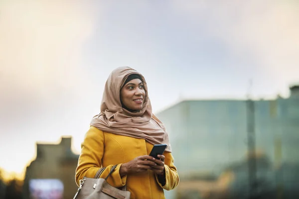 Zwarte Moslim Vrouw Dragen Hijab Met Een Gelukkig Gezicht Staan — Stockfoto