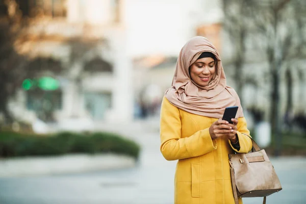 Glimlachende Zwarte Moslim Vrouw Draagt Een Hijab Tippen Berichten Haar — Stockfoto