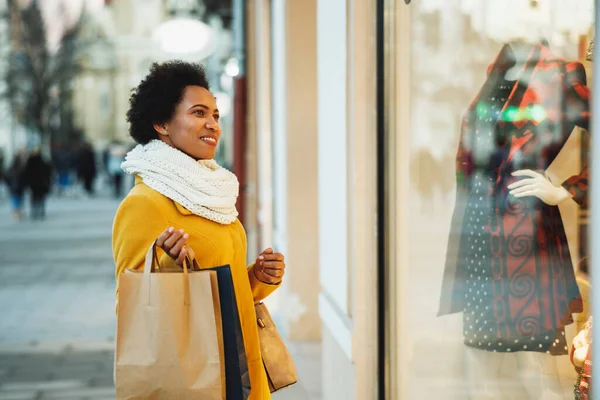 Belle Femme Noire Souriante Marchant Faisant Shopping Dans Ville — Photo