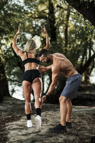 Attraktive Muskulöse Bodybuilderin Beim Training Mit Personal Trainer Der Natur — Stockfoto