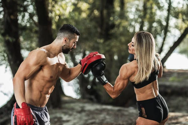 Atractiva Boxeadora Musculosa Haciendo Ejercicio Con Entrenador Personal Naturaleza Cerca —  Fotos de Stock