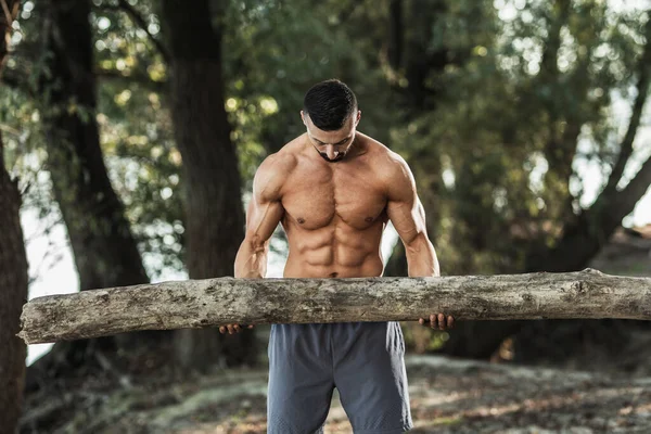 Jovem Musculoso Com Tronco Fazendo Exercícios Com Madeira Natureza — Fotografia de Stock