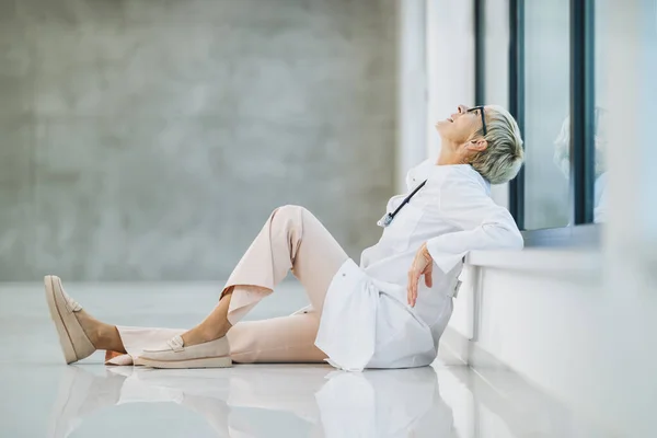Cansada Preocupada Doctora Senior Teniendo Una Pausa Rápida Pensativa Sentada —  Fotos de Stock