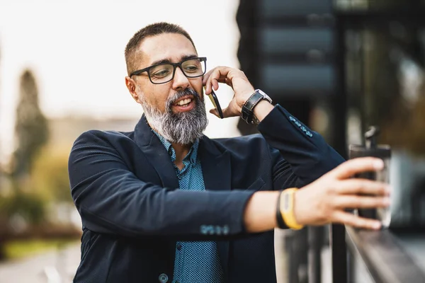 Exitoso Hombre Negocios Mediana Edad Hablando Teléfono Inteligente Durante Pausa —  Fotos de Stock