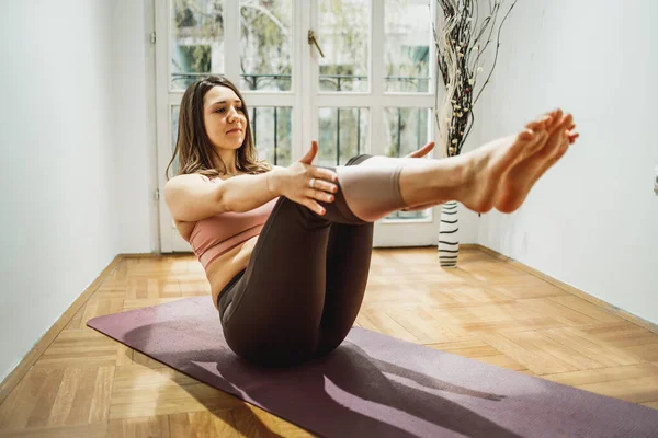 Entspannte Junge Frau Praktiziert Yoga Hause — Stockfoto