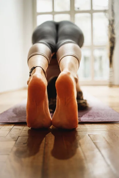 Rilassato Giovane Donna Che Pratica Yoga Halasana Posa Casa — Foto Stock