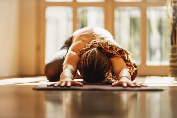 Entspannte Junge Frau Übt Yoga Balasana Pose Hause — Stockfoto