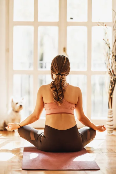 Rückansicht Einer Entspannten Jungen Frau Die Hause Yoga Lotus Pose — Stockfoto