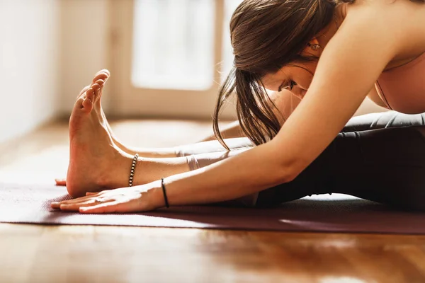 Mujer Joven Relajada Practicando Yoga Paschimottanasana Posan Casa — Foto de Stock