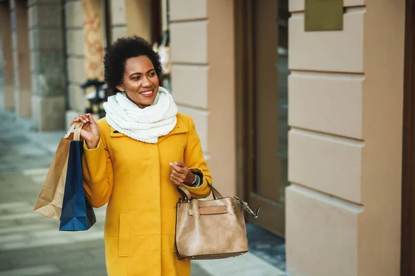 Gülümseyen Siyah Kadın Alışveriş Çantasıyla Sokakta Yürüyor — Stok fotoğraf