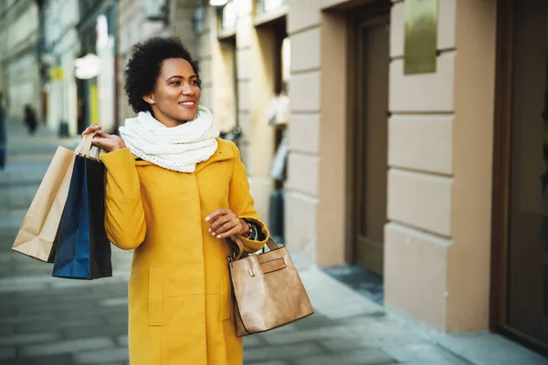 美丽的微笑黑人妇女在城市里散步和购物 — 图库照片