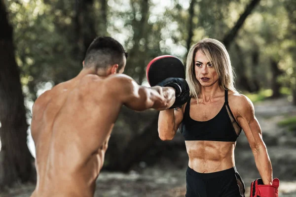 Mulher Boxer Muscular Atraente Trabalhando Com Seu Personal Trainer Natureza — Fotografia de Stock