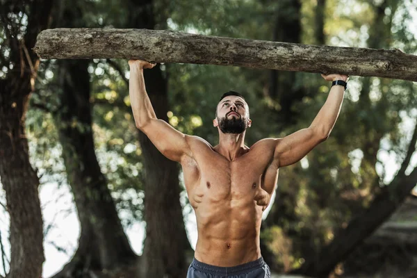 Muskulöser Junger Mann Mit Nacktem Oberkörper Bei Übungen Mit Holz — Stockfoto