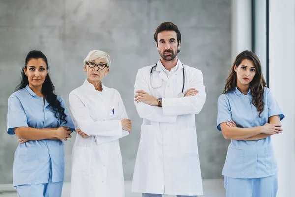Ritratto Team Medico Fiducioso Medici Infermieri Piedi Con Braccia Incrociate — Foto Stock