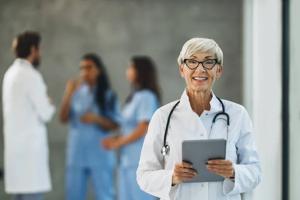 Medico Donna Anziana Successo Guardando Fotocamera Tenendo Tablet Digitale Corridoio — Foto Stock