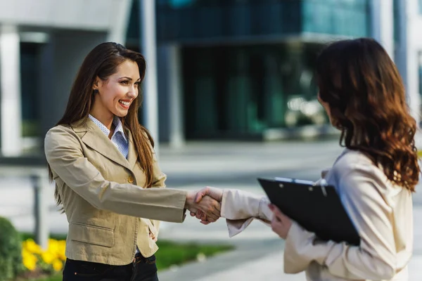 Dos Atractivas Sonrientes Empresarias Estrechándose Mano Después Buen Trato Fuera — Foto de Stock