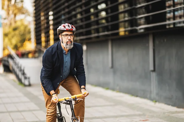 成功した中年のビジネスマンは 市内で働くために彼の方法で自転車に乗る — ストック写真