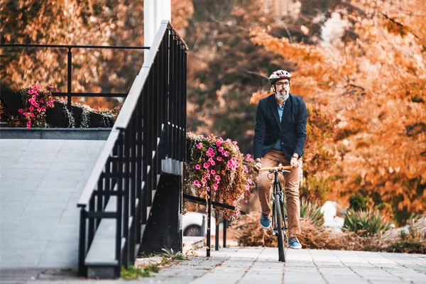 Επιτυχημένος Μεσήλικας Επιχειρηματίας Καβαλάει Ποδήλατο Πηγαίνοντας Δουλέψει Στην Πόλη — Φωτογραφία Αρχείου